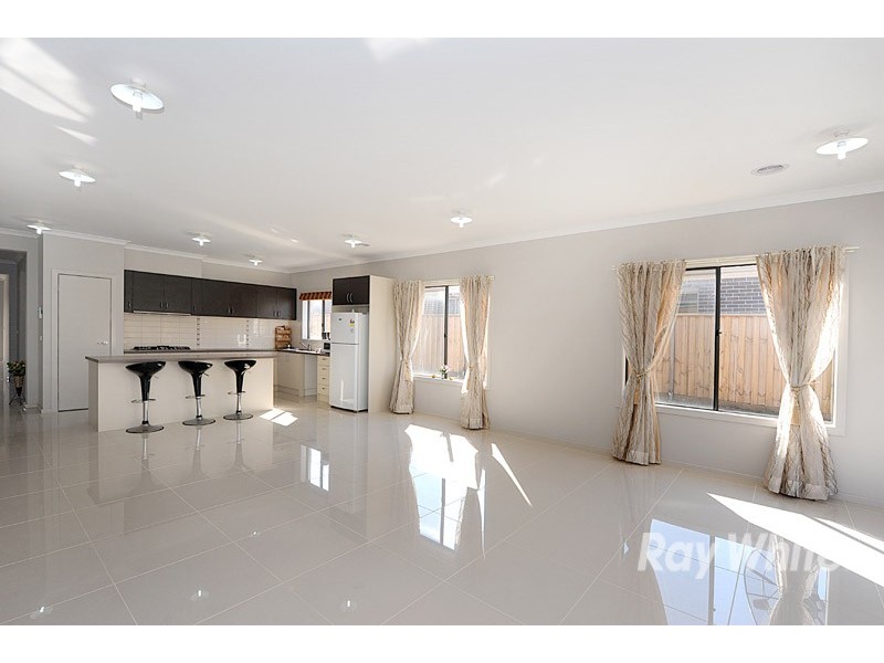 17 Olive Bank Crescent, Cranbourne North VIC 3977