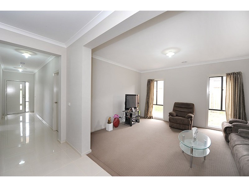 17 Olive Bank Crescent, Cranbourne North VIC 3977