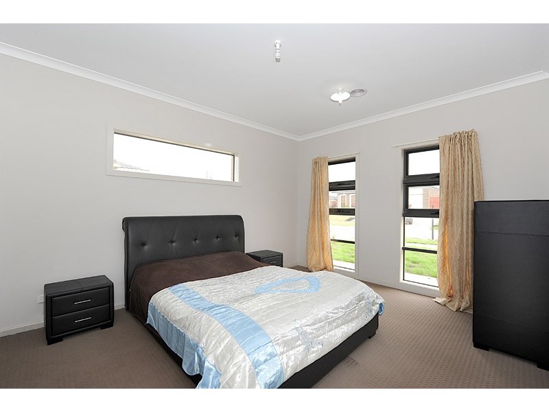 17 Olive Bank Crescent, Cranbourne North VIC 3977