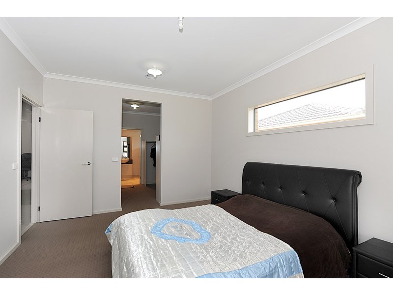 17 Olive Bank Crescent, Cranbourne North VIC 3977