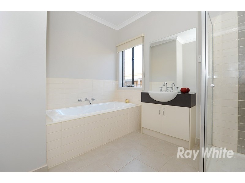 17 Olive Bank Crescent, Cranbourne North VIC 3977