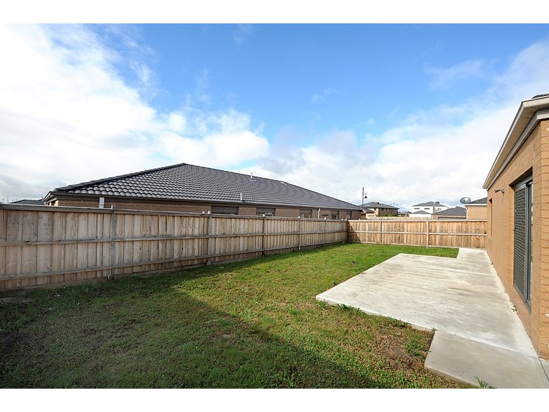 17 Olive Bank Crescent, Cranbourne North VIC 3977