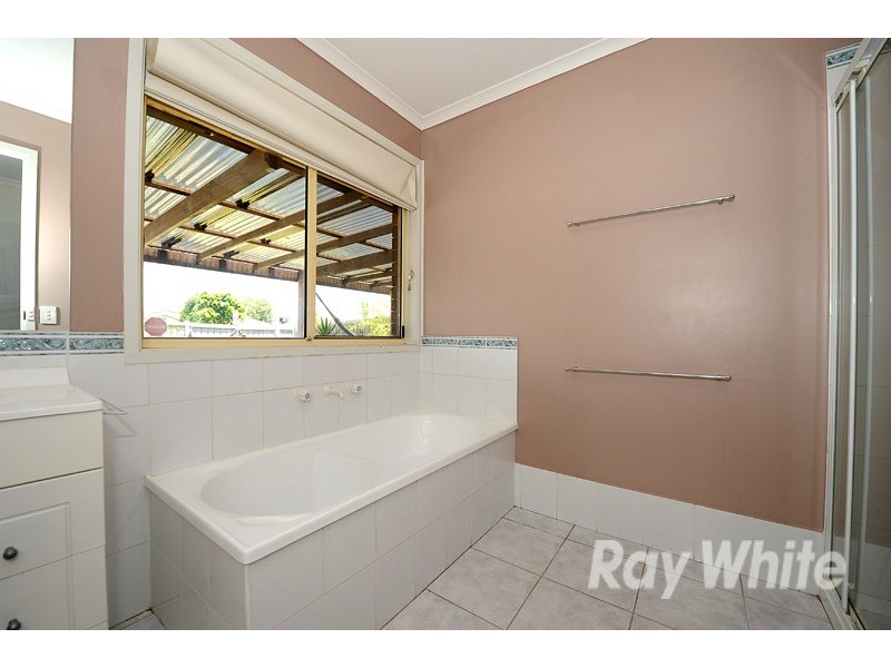 98 Amberly Park Drive, Narre Warren South VIC 3805