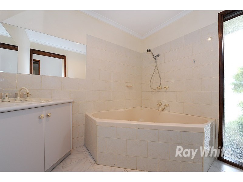 37 Valley View Crescent, Berwick VIC 3806