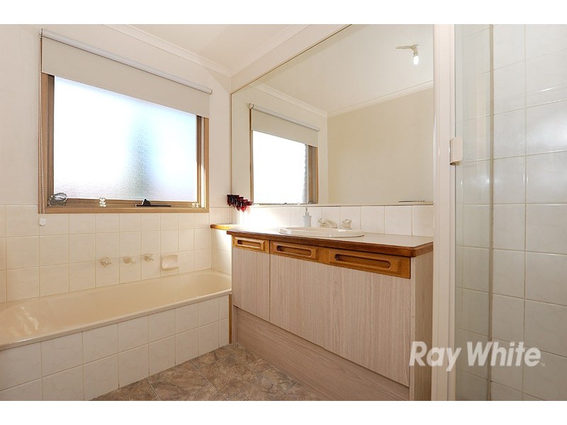 2 Kingsmere Drive, Berwick VIC 3806