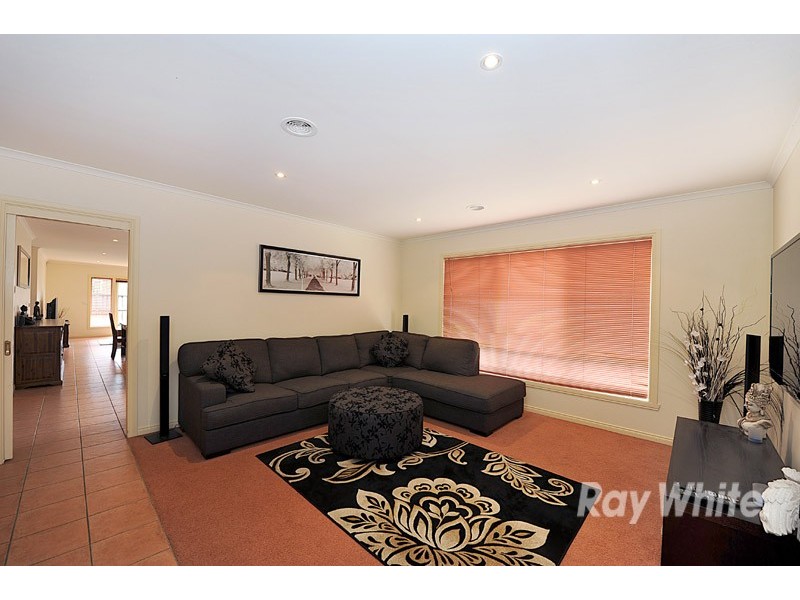 99 Oaklands Way, Pakenham VIC 3810