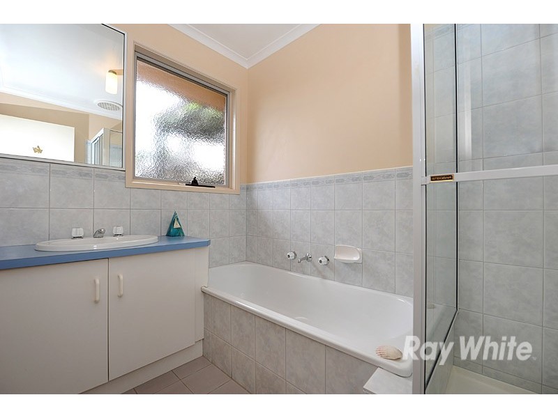 16 Leonie Court, Narre Warren VIC 3805