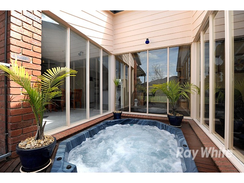 16 Leonie Court, Narre Warren VIC 3805