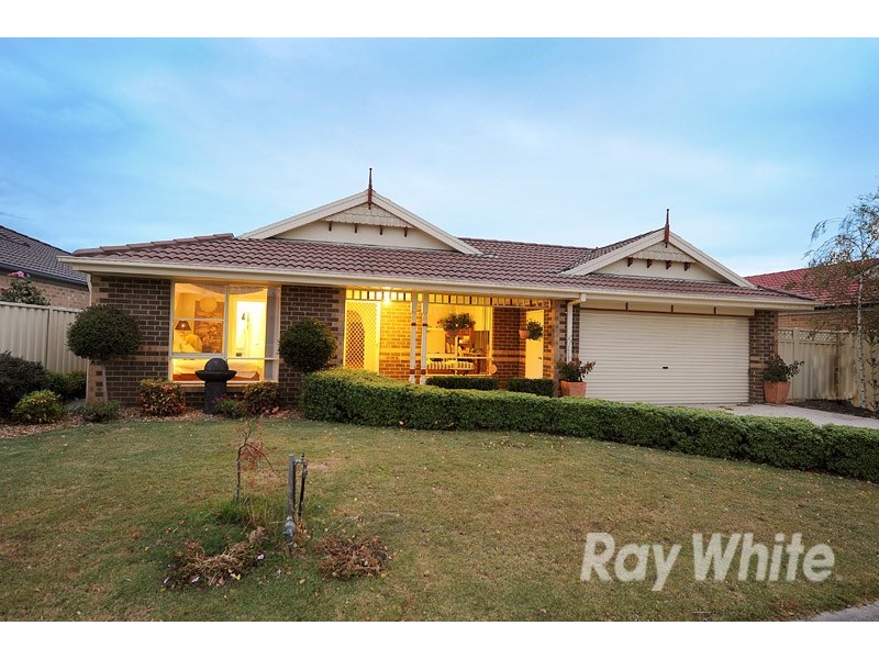 8 Sapphire Crescent, Pakenham VIC 3810