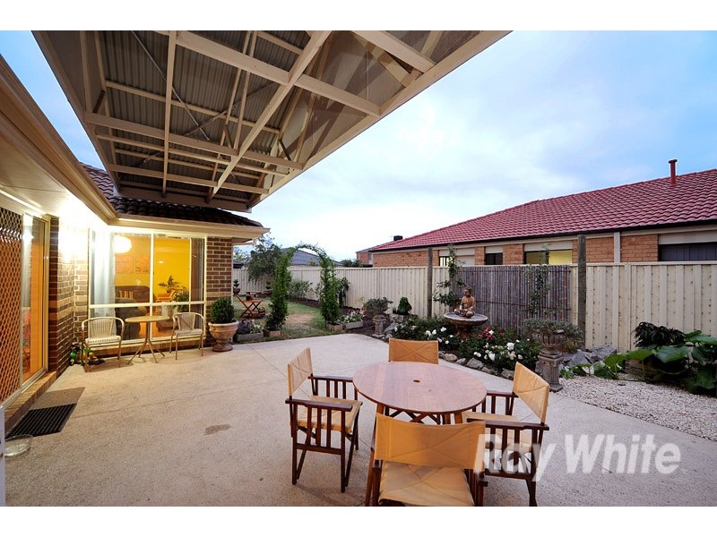 8 Sapphire Crescent, Pakenham VIC 3810