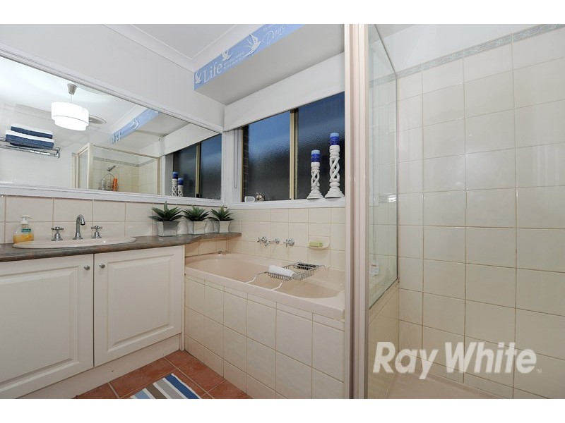 8 Sapphire Crescent, Pakenham VIC 3810