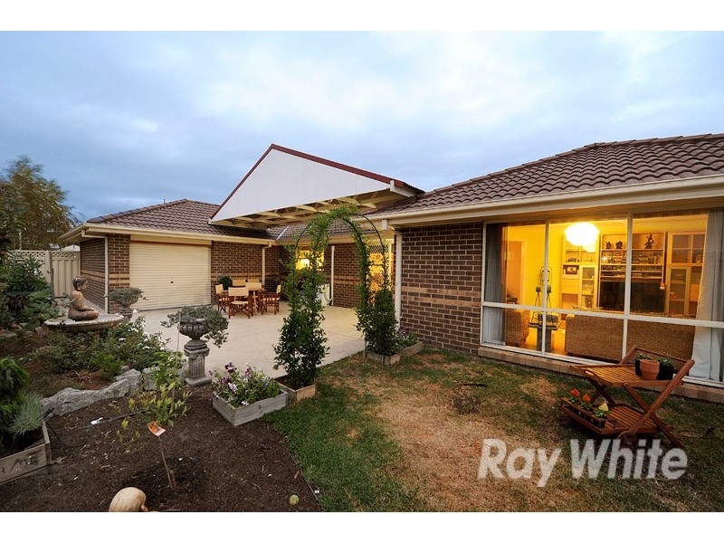 8 Sapphire Crescent, Pakenham VIC 3810