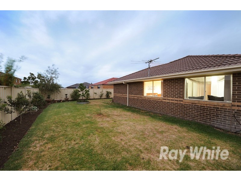 8 Sapphire Crescent, Pakenham VIC 3810