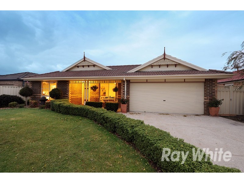 8 Sapphire Crescent, Pakenham VIC 3810