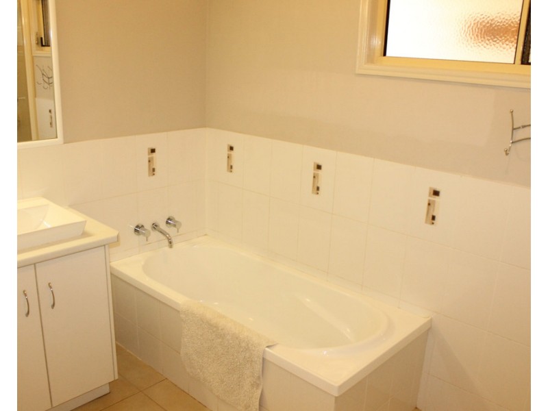 64 Thoroughbred Parade, Dalby QLD 4405