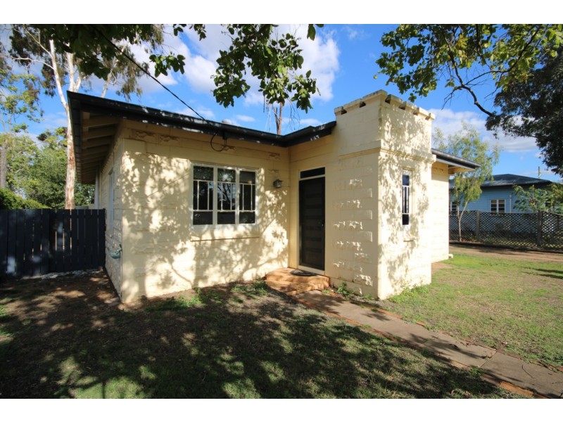 9 Wooburn Street, Dalby QLD 4405