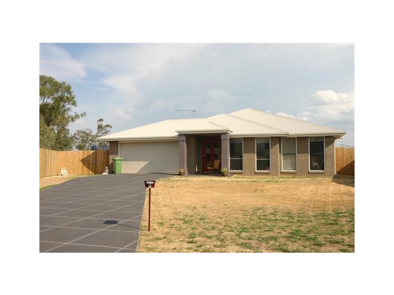 8 St Andrews Chase, Dalby QLD 4405