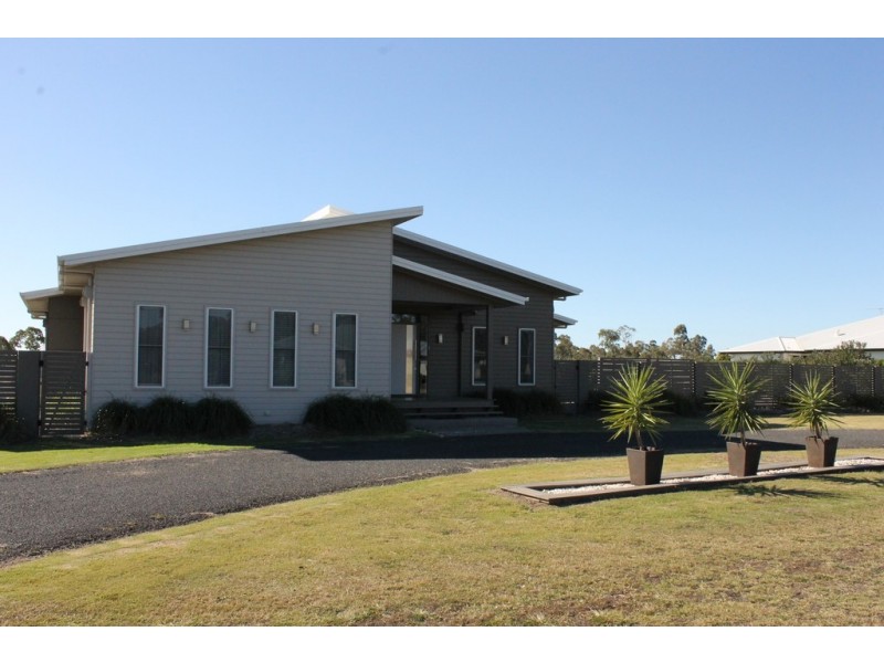 7 Banjo Paterson Place, Dalby QLD 4405