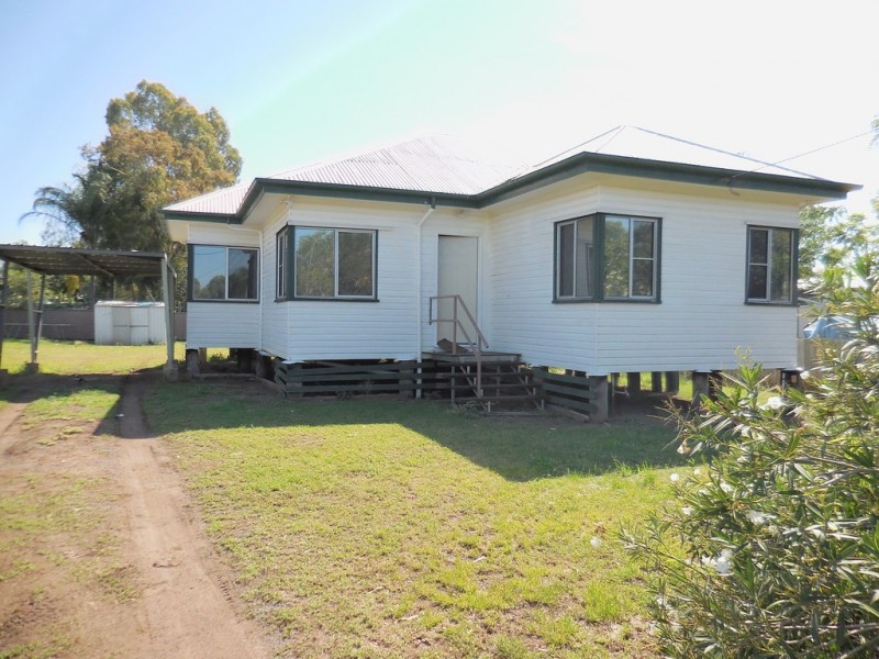 17 Wallace Street, Dalby QLD 4405