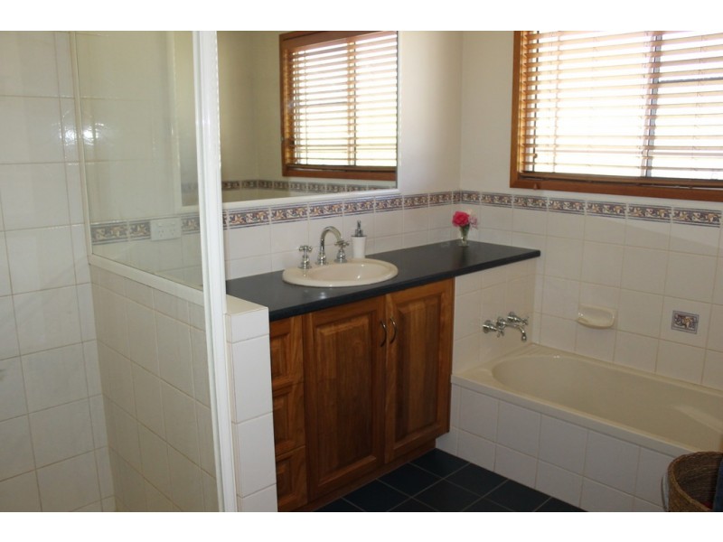 10 Parkers Ave, Dalby QLD 4405