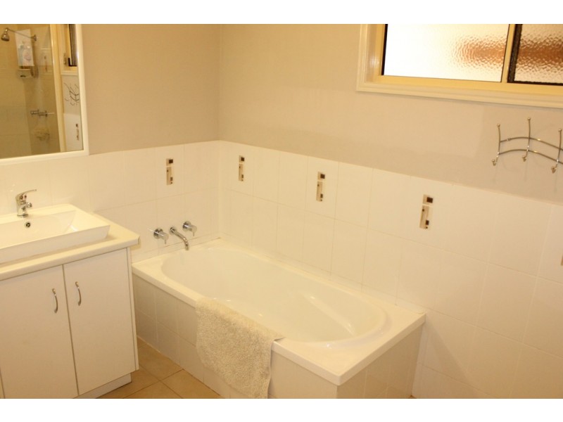 64 Thoroughbred Parade, Dalby QLD 4405