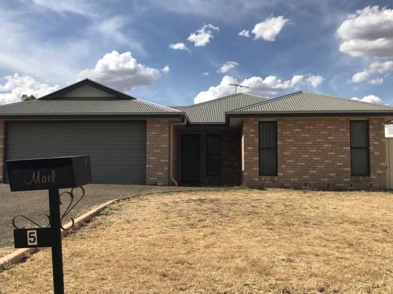 5 Barry Place, Dalby QLD 4405
