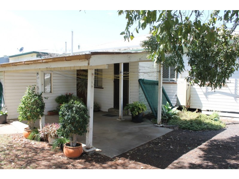12 Pratten Street, Dalby QLD 4405