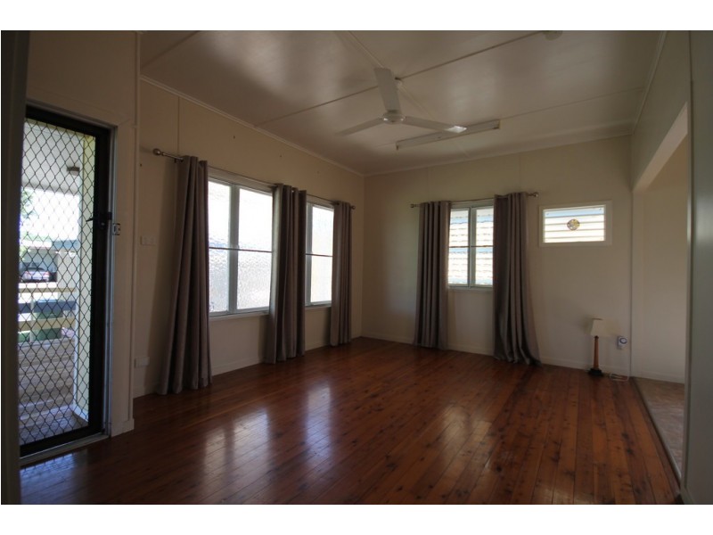 8 Swan Street, Dalby QLD 4405