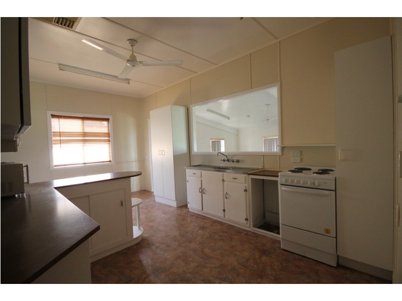 8 Swan Street, Dalby QLD 4405