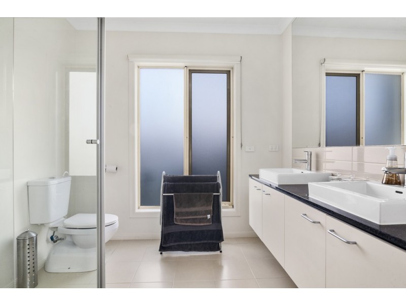 46 Grand Lakes Way, Lara VIC 3212