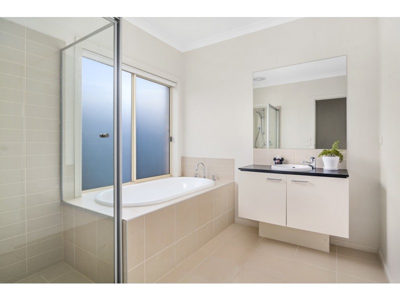 46 Grand Lakes Way, Lara VIC 3212