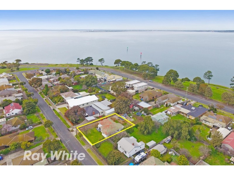 18A Pine Avenue, North Shore VIC 3214