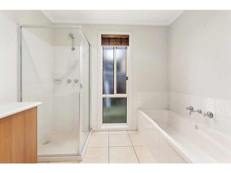 23 Greenleaf Drive, Lara VIC 3212