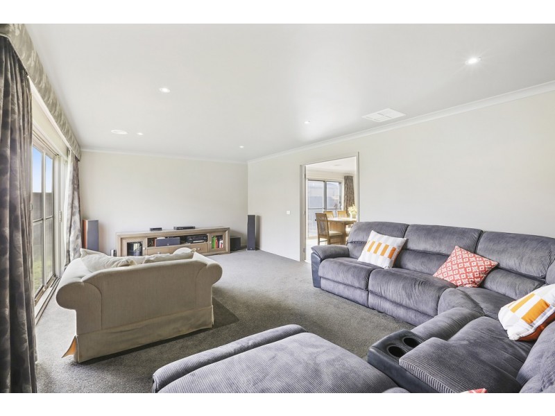 73 Eastlakes Boulevard, Lara VIC 3212