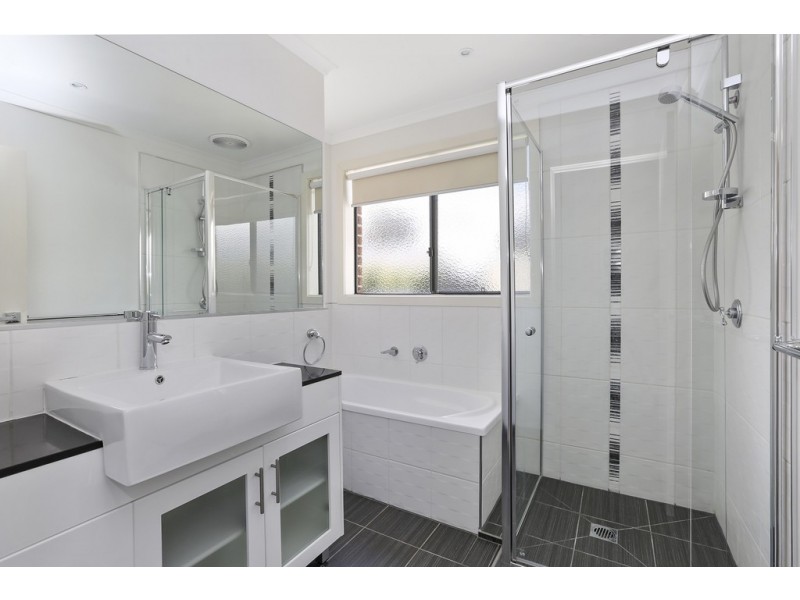 2/15 Watsonia Grove, Norlane VIC 3214