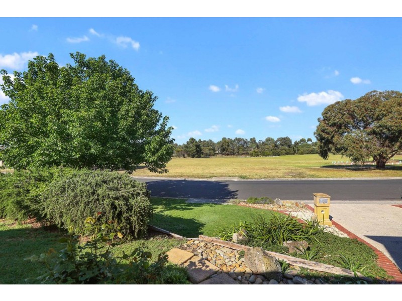 21 Lakeside Boulevard, Lara VIC 3212