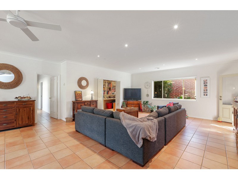 21 Lakeside Boulevard, Lara VIC 3212