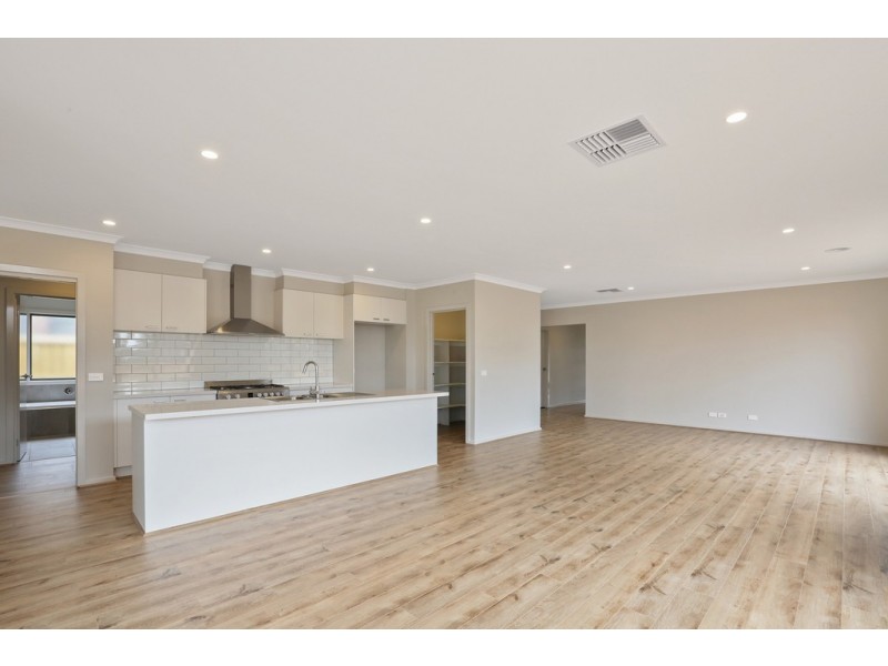 10 Yellow Avenue, Lara VIC 3212