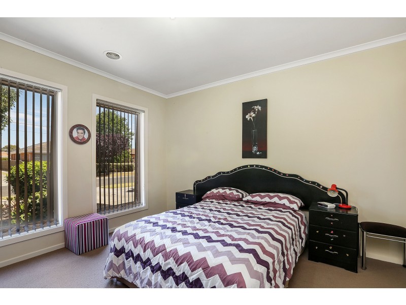 1/8 Talpa Crescent, Corio VIC 3214