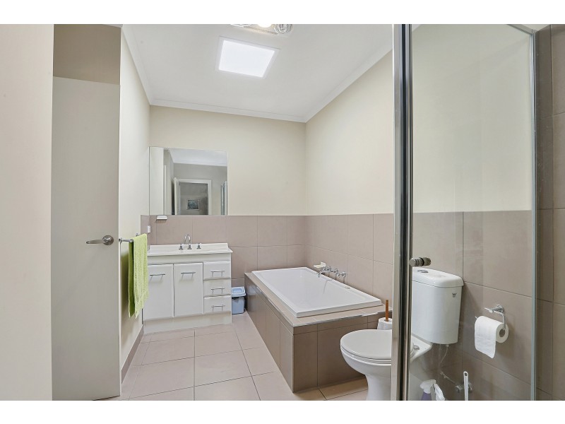 1/8 Talpa Crescent, Corio VIC 3214