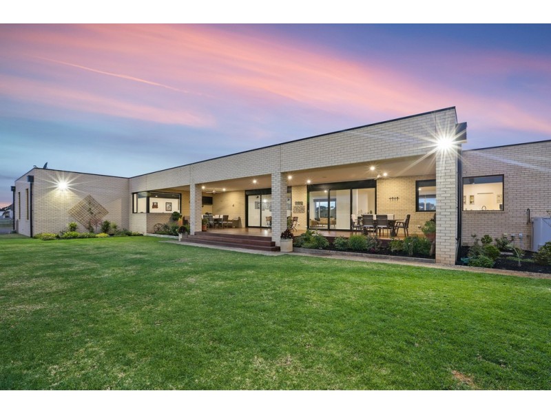 2-4 Robs Lane, Little River VIC 3211