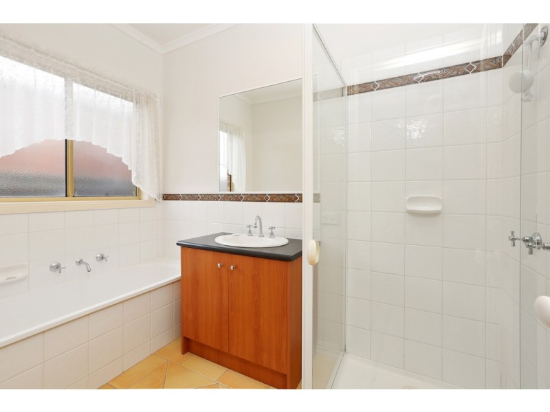 17 Greenleaf Drive, Lara VIC 3212