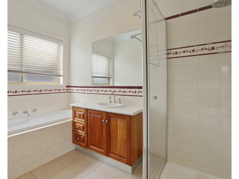 18 Raymond George Place, Lara VIC 3212