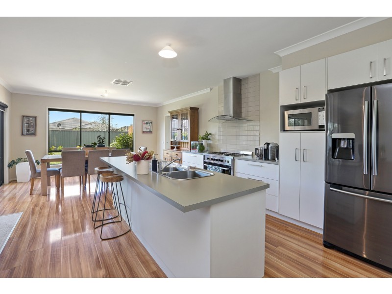 27 Weerana Way, Lara VIC 3212