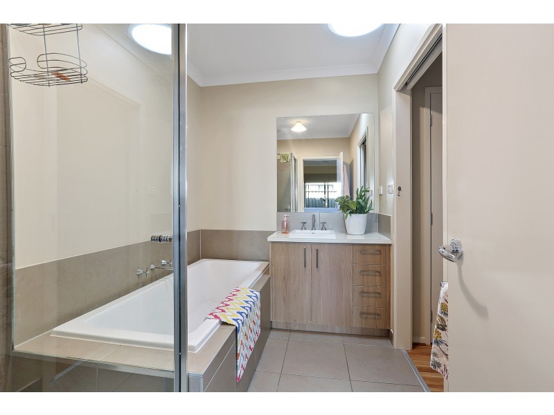 27 Weerana Way, Lara VIC 3212