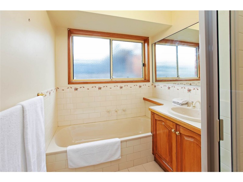 4 Bernard Court, Lara VIC 3212