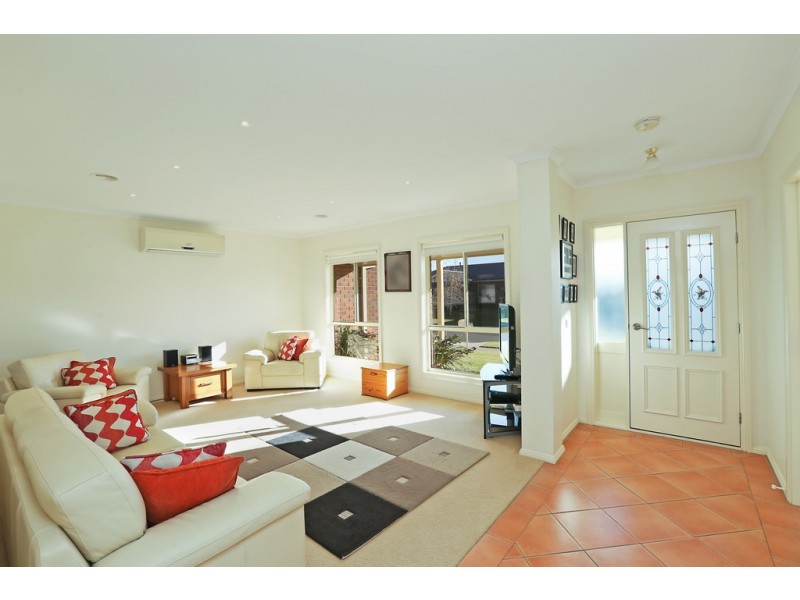 33 Greenleaf Drive, Lara VIC 3212