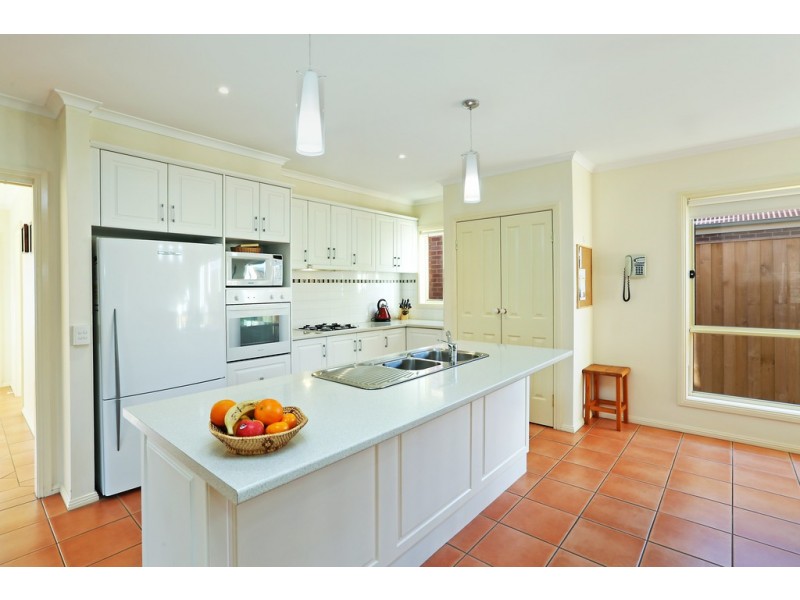 33 Greenleaf Drive, Lara VIC 3212