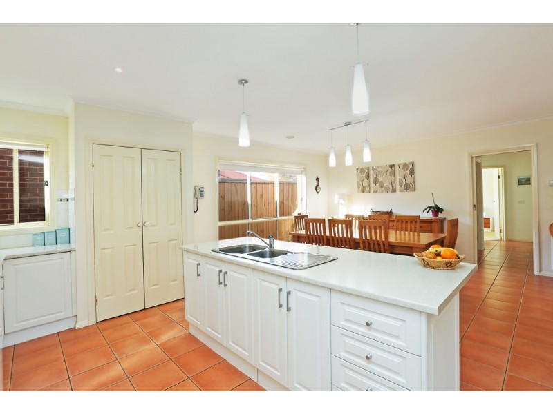 33 Greenleaf Drive, Lara VIC 3212