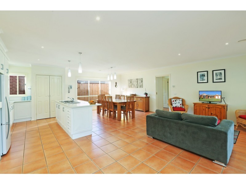 33 Greenleaf Drive, Lara VIC 3212